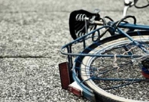 В Веселовском районе автомобиль сбил велосипедиста 