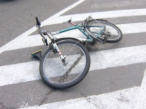 В Токмаке автомобиль сбил велосипедиста